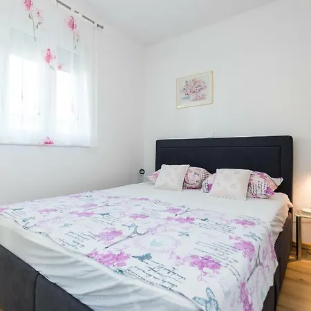 Triple Grebastica 17831a Guest house 3*