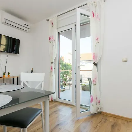 Triple Grebastica 17831a Guest house 3*